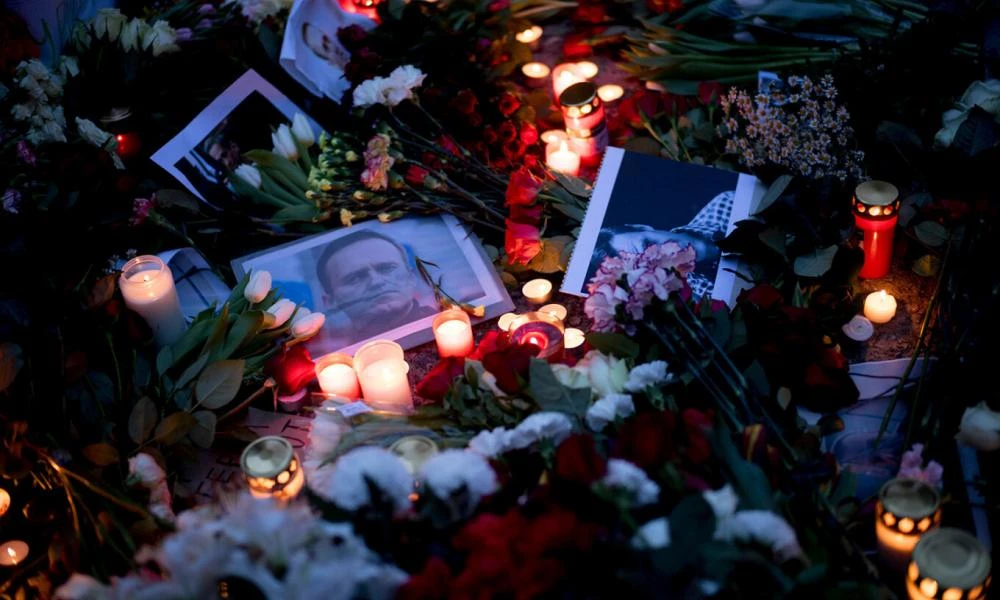 Ναβάλνι: Η ρωσική αστυνομία μαζεύει άρον άρον τα λουλούδια και τα αφιερώματα των πολιτών